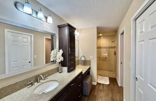 Cozy Oasis in Prime Location with Sunset Lake View, Golf Cart and Bathtub - Foto 10