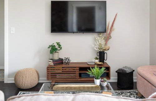 TC Sweet Pea - 2-Bedroom Condo Near Downtown TC! - Photo 14