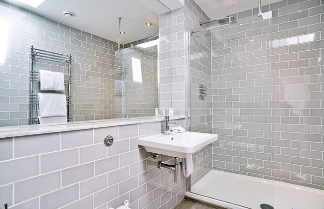 JOIVY Luxury George Street Apartments: Castle Suite - Photo 13