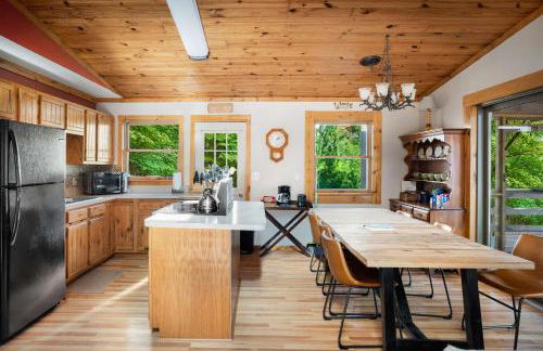 Cabin w hot tub & kayaks by river - Foto 14