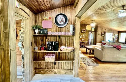 Tranquil Riverfront Cabin Retreat with Wildlife, Trails & Open Skies in Tahlequah, Oklahoma - Foto 12