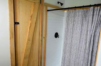 Luxe 2BR Cabin with Deck and Creek View - Working Farm - Foto 16