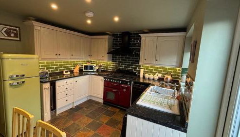 Two bedroomed Cosy cottage close to Wakefield and motorway networks Ideal for long stays and contractors - Foto 2