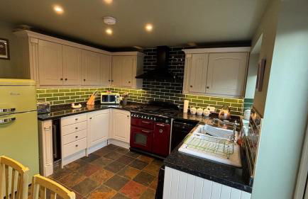 Two bedroomed Cosy cottage close to Wakefield and motorway networks Ideal for long stays and contractors - Foto 2