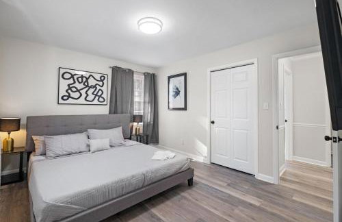 Perfect cute home in Garner with firepit & king bed - Foto 12