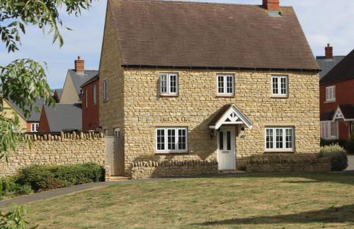 The Silverstone House. Comfort, Convenience and no hassle at the doorstep of Silverstone Race Circuit. - Photo 1