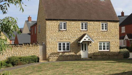 The Silverstone House. Comfort, Convenience and no hassle at the doorstep of Silverstone Race Circuit. - Foto 1