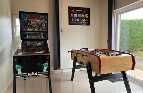 Le So Art, grande maison 4 chambres, terrain de pétanque, grand jardin clos, flipper, babyfoot, jeux Arcade, ping pong,1 km mer, proche golf, Port en Bessin, Bayeux et plages du débarquement, adaptée enfants - Foto 6