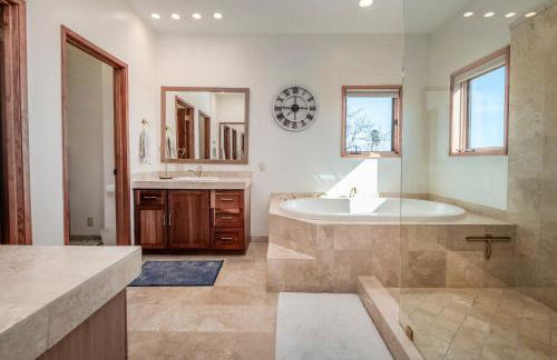 Luxury Home Atop the Hills - Foto 13