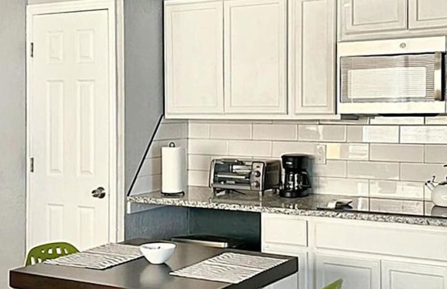 Clean Cozy 1-bedroom Near Plaza District 32C - Photo 1