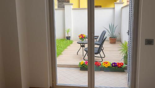 Zen Garden House - in front of the metro - Photo 3, Garden, Garden view