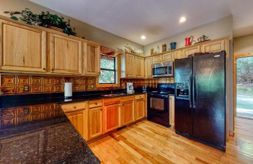 Red Roof Retreat - Photo 3