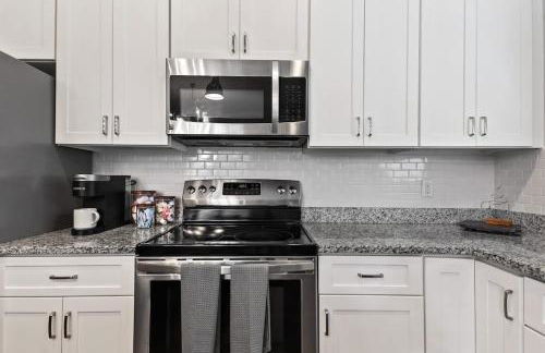 Fun & Renovated Artsy Downtown Apt Dog Friendly with Fully Fenced Backyard and Private Parking - Foto 12