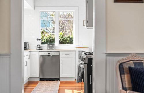 Historic Home and Cottage with Seaport View - Foto 16