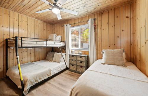 Tranquil Retreat with Fenced Backyard, Hot tub & Bar - Foto 21