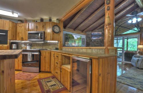 Bear Naked Hideaway - Relax in the hot tub with sounds from the nearby creek - Foto 12