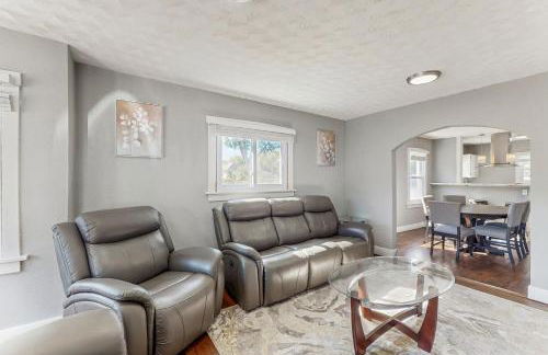 Near Beach! Group-Friendly Michigan City Retreat - Photo 4