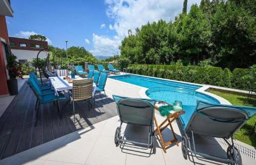 Beautiful Villa surrounded by Greenery with Swimming Pool - Photo 2