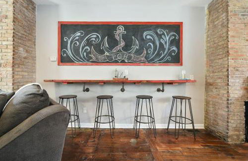 HostWise Stays - The "Row" House - Beautiful Space, Two King Beds - Photo 15