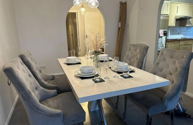 Beautiful 3-bed Apartment in Swansea - Photo 13