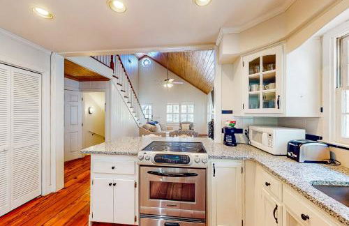 Classic coastal home with game room & private hot tub - walk to beaches - Foto 12