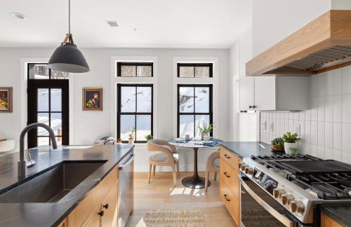 New & Modern Townhouse Close to Skiing, Brand New Hot Tub - Photo 1