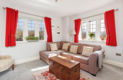 The Old Abbey Farmhouse - Stay at Quarr Abbey Monastery - Pet-Friendly Farmhouse with History & Countryside Views, surrounded by woodland & nature - Photo 14