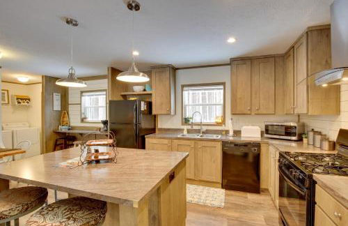 Stylish Chetek Hideaway with Lake and Dock Access! - Foto 11