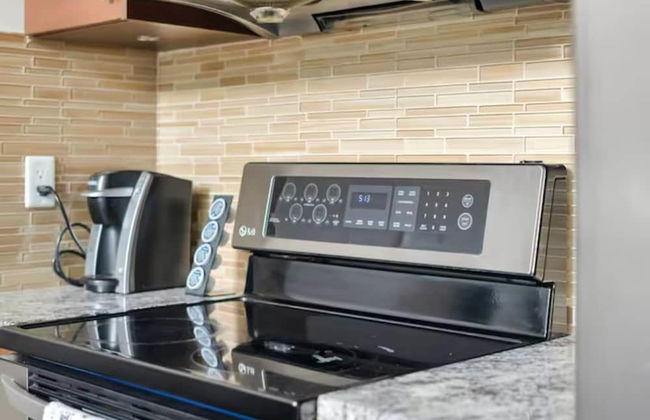 Harrison Lake Pets Welcome 3BR Suite - Photo 17