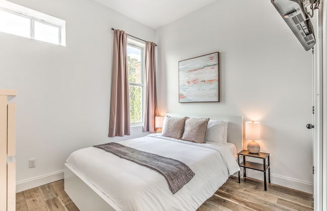 Delightfully Redesigned Home - JZ Vacation Rentals - Photo 2