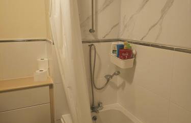 Edinburgh city centre one private bedroom in shared apartment with private bathroom with free car parking - Foto 9