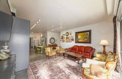 Stylish South Hill Retreat Queen Bed and Sofa Sleeper Full Kitchen Free Parking - Foto 43