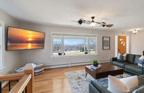 High-End Finger Lakes Escape - Expansive Game Room, Cozy Firepit, & Scenic Views - Foto 15