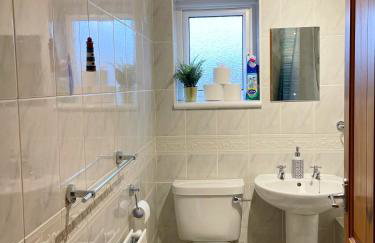 Highstone 4 Bedrooms Home 7 Beds With Parking and Garden - Foto 25