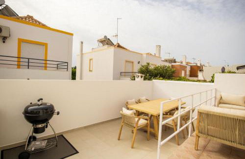 Luxuosa Villa com Piscina, Garagem e Vista Mar - Foto 16