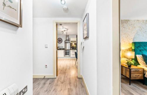 30 percent off! Stylish 2 Bed 2 Bath Abode with Parking - Foto 27