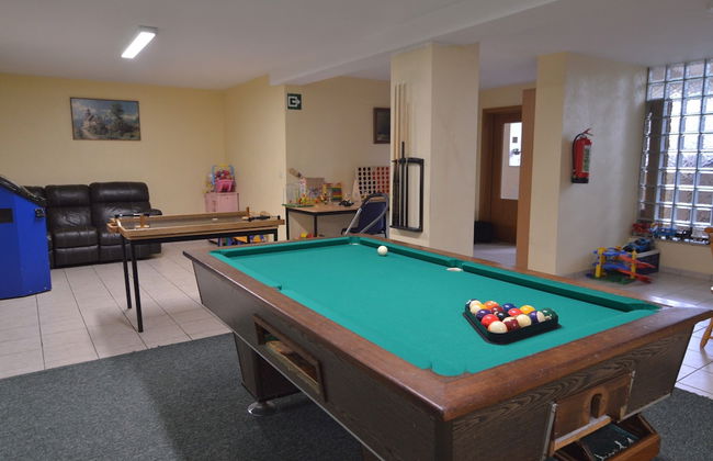 Combine City & Countryside in Well Kept House With Many Games, Next to a Farm - Foto 25