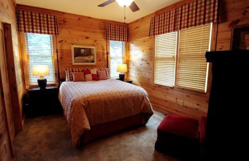 Water's Edge, Covered Porch, Deep Creek as your Backyard Haven, Hot Tub, Pool Table, Fire Pit, Close to Town & Entrance to National Park - Foto 25