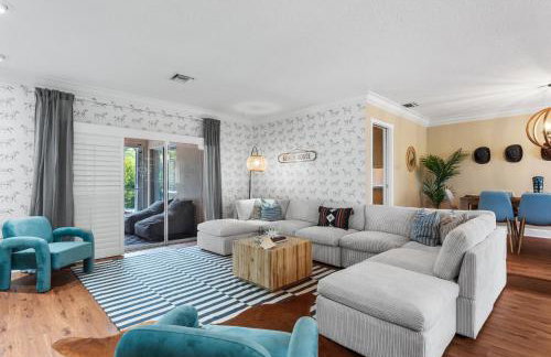 Centrally Located 4BD Oasis with Pool & Movie Patio - Foto 23