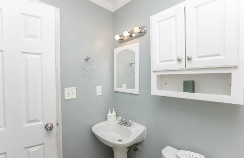 Sojourn Spacious Family Retreat with Fenced Backyard - Foto 26