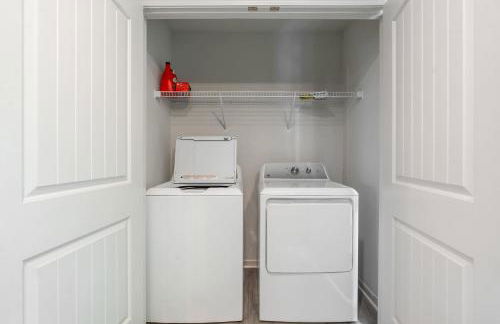 4BR Townhouse King Bed 2-Story Near NC State - Foto 29