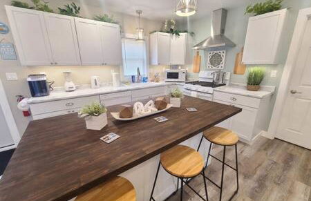 Stunning Lake Home w arcade and huge deck - Foto 33