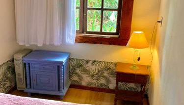 Casa COMPLETA, 2 quartos, Estacionamento GRATUITO, WIFI 300MB, frigobar, microondas, fogão e jardim - Foto 5