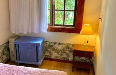 Casa COMPLETA, 2 quartos, Estacionamento GRATUITO, WIFI 300MB, frigobar, microondas, fogão e jardim - Foto 5