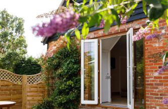 " Orchard Croft Lodge ", New Property, DOG FRIENDLY, Ideal for all Goodwood Events, 5 Minutes from Southend Barns, 9 Minutes From Sandy West Wittering Beach, 2 Bathrooms, Can Sleep 8 On Request, ' Starlink ' Wi-Fi & Sky Sports, Zip & Link Super-King beds - Foto 2