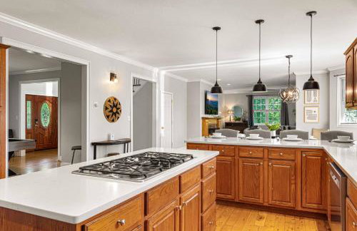 15 Minutes to Asheville! Spacious 7BR Luxury Home | Pool | Hot Tub | Game Room - Foto 27