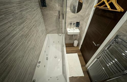 Luxury 6-Bed House - 6 En Suite- Jaquzzi Baths - Private Parking - Suitable for contractors - Foto 57