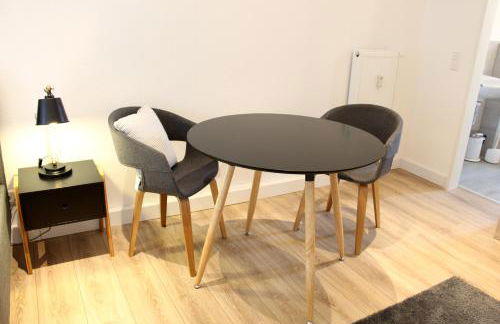 Moderne 1-Zimmer Wohnung mit Terasse, Küche, Bad mit Dusche, TV & WIFI - Photo 2