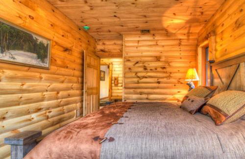 Most Luxury 7000 Sq ft Log Estate with Pool Hot Tub Sauna - Foto 67