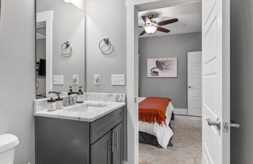 Only 4 Miles to Broadway with Free Parking and TVs in Bedrooms - Foto 27